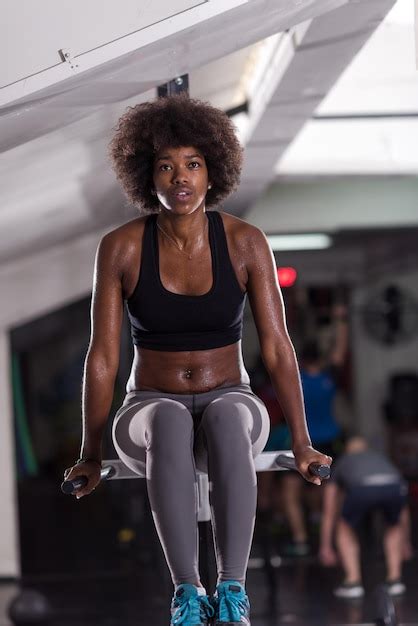 Premium Photo African American Athlete Woman Workout Out Arms On Dips