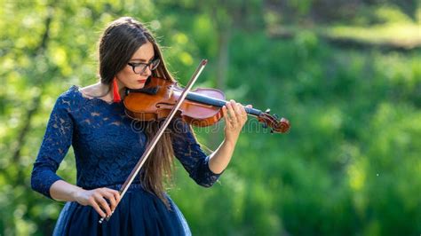 Mujer Joven Que Toca El Viol N En El Parque Profundidad Del Campo Baja