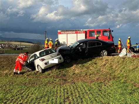 Auf der B22 Zwei Schwerverletzte bei Frontalzusammenstoß