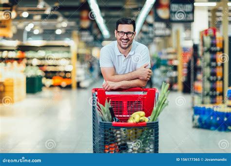 Hombre Haciendo Compras En Supermercado Empujando Carrito Y Moliendo