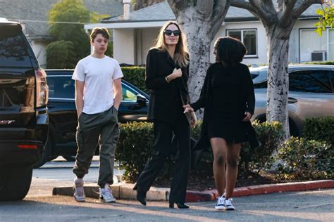 Photo Angelina Jolie Se Promène à Los Feliz Avec Sa Fille Sahara Et