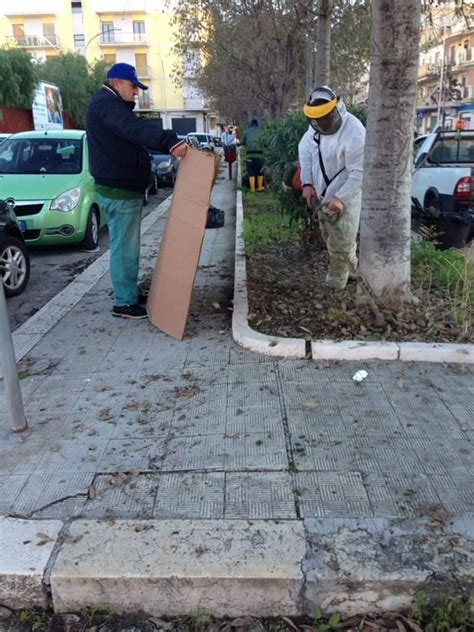 Manfredonia Squadra Manutenzione Del Verde Pubblico A Lavoro