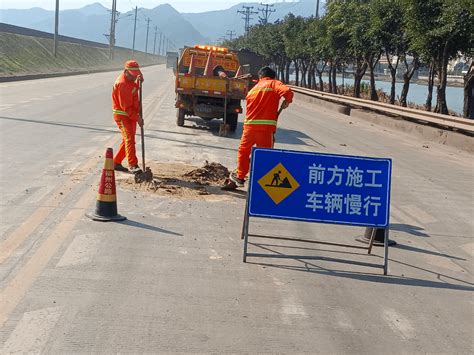 一线公路人丨消除隐患保安全路面养护碎石