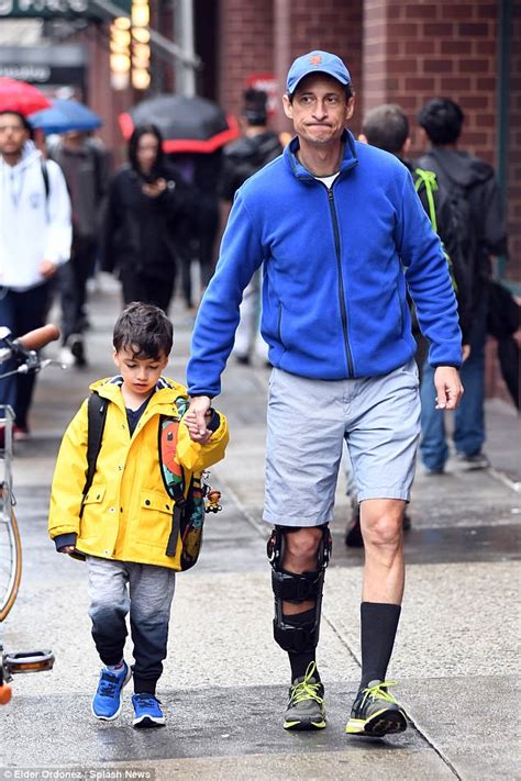 Anthony Weiner Spotted Wearing Knee Brace While With Son Daily Mail