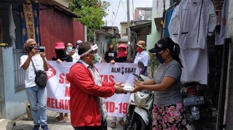 Relawan Jokowi Distribusikan Masker Dan Makanan Siap Konsumsi Ke Warga