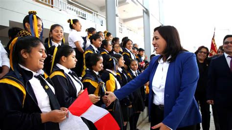 Ministra Flor Pablo Inaugura Moderno Colegio En Centro Poblado De