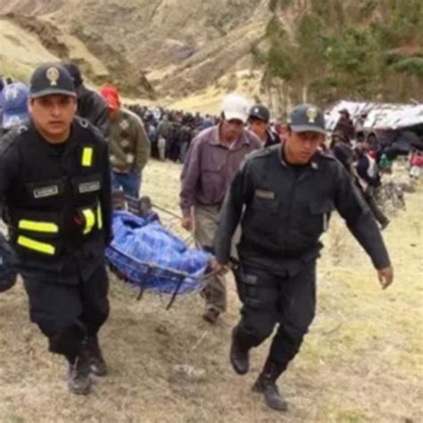 Tragedia en Perú Bus que trasladaba a votantes cayó desde 500 metros