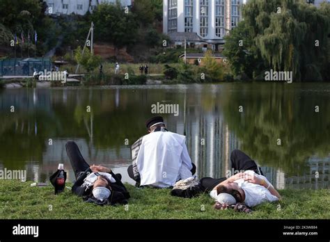 Peregrinos judíos ultraortodoxos vieron descansar junto al río de