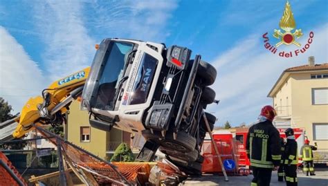 Torre Boldone Gru Si Ribalta In Un Cantiere Arrivano I Vigili Del