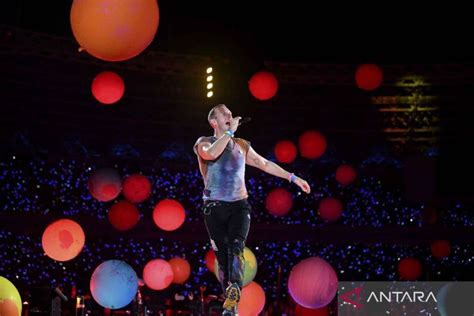 Aksi Vokalis Coldplay Chris Martin Saat Konser Di Jakarta Antara News