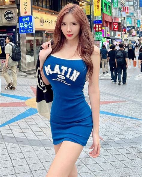 Ngượng chín mặt hot girl mặc hở hết nấc khoe vòng 1 giữa phố Báo Tri thức và Cuộc sống TIN