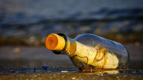 Hallan en una playa el mensaje en una botella más antiguo jamás