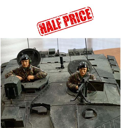 2 x British tank crews tank figures with Beret 1/16 A Pair -- Defected