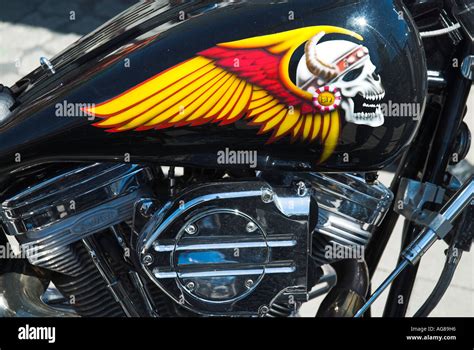 Painting of skull on the fuel tank of a Harley Davidson motorbike Stock Photo: 8072917 - Alamy