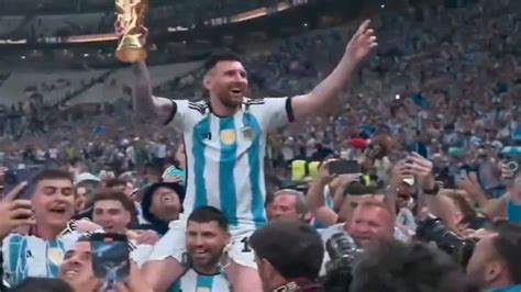 Kun Aguero Levanta En Hombros Messi Despues De Coronarce Campeon De