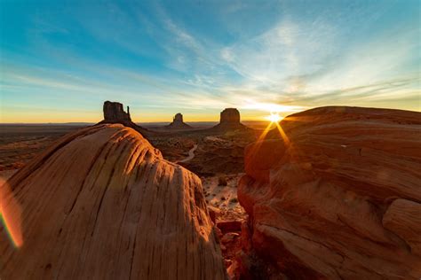 Sunrise at Monument Valley, Utah [OC] [2048x1366] : EarthPorn