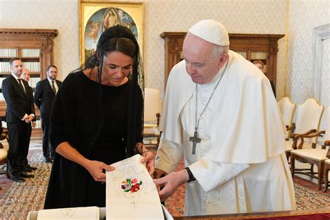 Presidenta De Hungr A Visita Al Papa Le Regala Estola Que Ella Bord Y