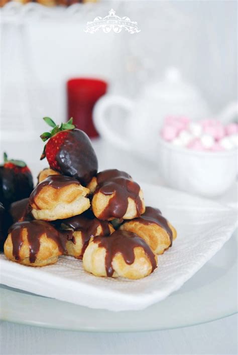 Profiterol Cu Crema De Vanilie Si Sos De Ciocolata Creme Patisserie