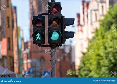 Semáforo De Tráfico Con Luz Verde Y Figura Verde Del Peatón En La Calle De La Ciudad Desenfocada