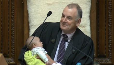 Diputado abiertamente gay se convirtió en papá y lleva a su bebé a sesión parlamentaria Viral