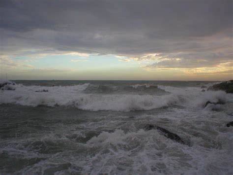 Le Forti Mareggiate Causate Dal Maltempo Danneggiano La Costa Abruzzese