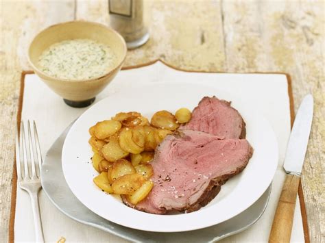 Roastbeef Mit Bratkartoffeln Und Remoulade Rezept Eat Smarter