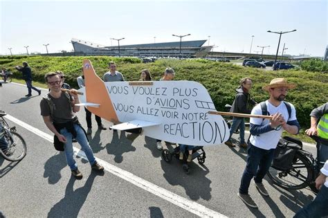 Plus de 300 personnes manifestent contre lextension de laéroport de