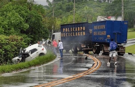 Cinco Pessoas Ficam Feridas Em Acidente Entre Carro E Caminh O Em