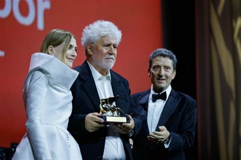 Venezia 2024 vince Pedro Almodóvar con La stanza accanto l elenco