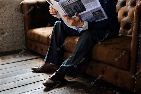 Empresario Leyendo Periódico Foto Premium