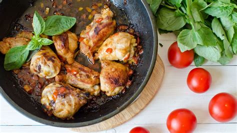 Pollo en salsa de la abuela un plato simple y económico con mucho