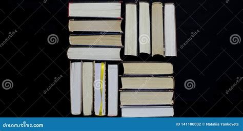 Muchos Libros Abiertos Gruesos Multicolores Se Colocan En Un Fondo