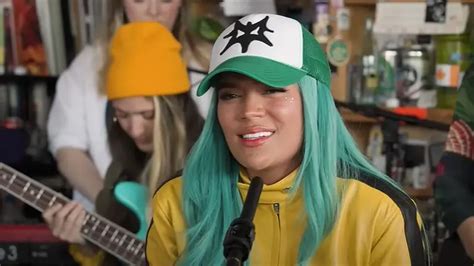 Karol G Deleita Con Un Peque O Recital Ac Stico En Tiny Desk Concert