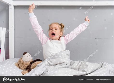 Adorable Little Kid Yawning Stretching While Waking — Stock Photo