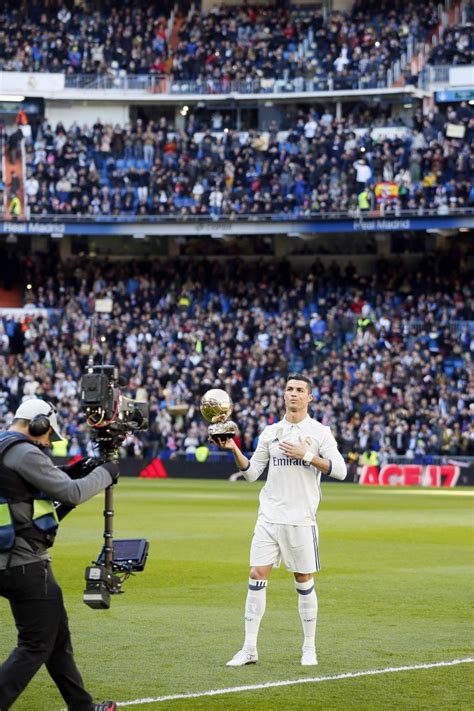 Tutti In Piedi Per Cristiano Ronaldo Il Portoghese Il Primo A