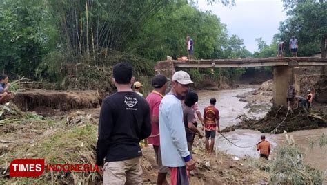 Hari Kedua Banjir Bandang Di Jombang Warga Gunakan Alat Berat TIMES