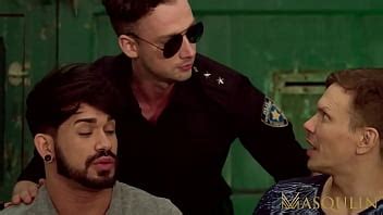 El Polic A Usa La Autoridad Para Follar Gay Xnxx