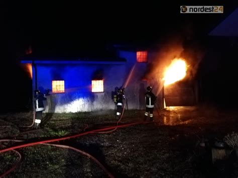 Incendio In Un Deposito Di Mezzi Agricoli Bruciati Unauto E