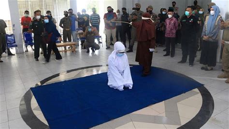 Pareja Gay Recibe 77 Azotes Por Tener Relaciones Sexuales En Indonesia