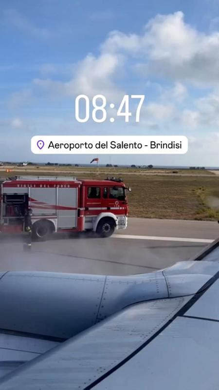 Ryanair Incendio Al Motore Di Un Aereo Diretto A Torino Nessun Ferito