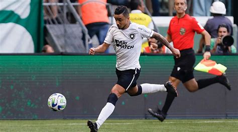 Jogadores Do Botafogo Dedicam Vit Ria Ao Lateral Rafael Que Sofre