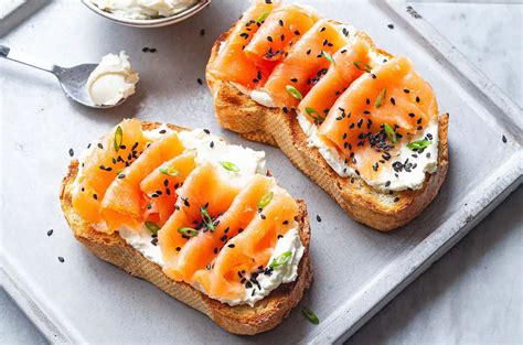 Toasts Légers au fromage à la crème avec saumon fumé Un recette d