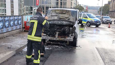 Feuerwehreinsatz In Stuttgart Mitte Fahrer Rettet Sich Aus Brennendem