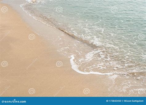 Onda De Oceano Azul Na Praia Arenosa Fundo De Textura Foto De Stock