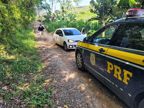 Dupla é presa por furto após saquear caminhão envolvido em acidente na