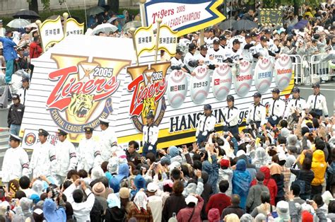 阪神とオリックス・前回の優勝パレード 写真特集118 毎日新聞