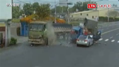 驚險影像曝！苗栗貨車路口待轉 遭bmw、砂石車輪流撞（警方提供） 自由電子報影音頻道