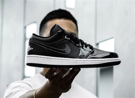 DD1650 001 Que Vaut La AJ1 Low SE Patent Leather ASW Black White