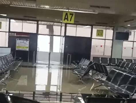 Dilanda Hujan Deras Atap Bandara Hang Nadim Batam Bocor