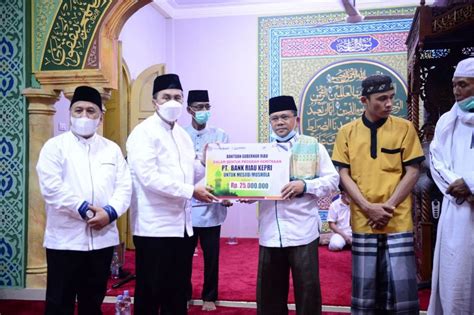 Media Center Safari Ramadan Di Masjid Ar Rahim Gubri Serahkan Sejumlah